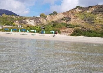 Explore the Clear Waters and Lively Beauty of Kaminia Beach