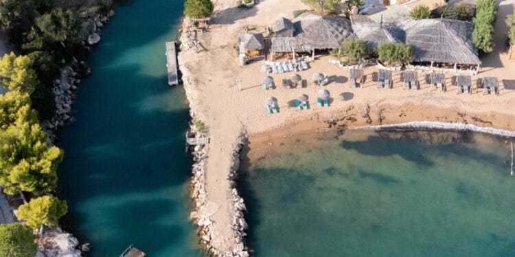 Top Beaches in Kefalonia for Sunbathing and Enjoying Local Cuisine